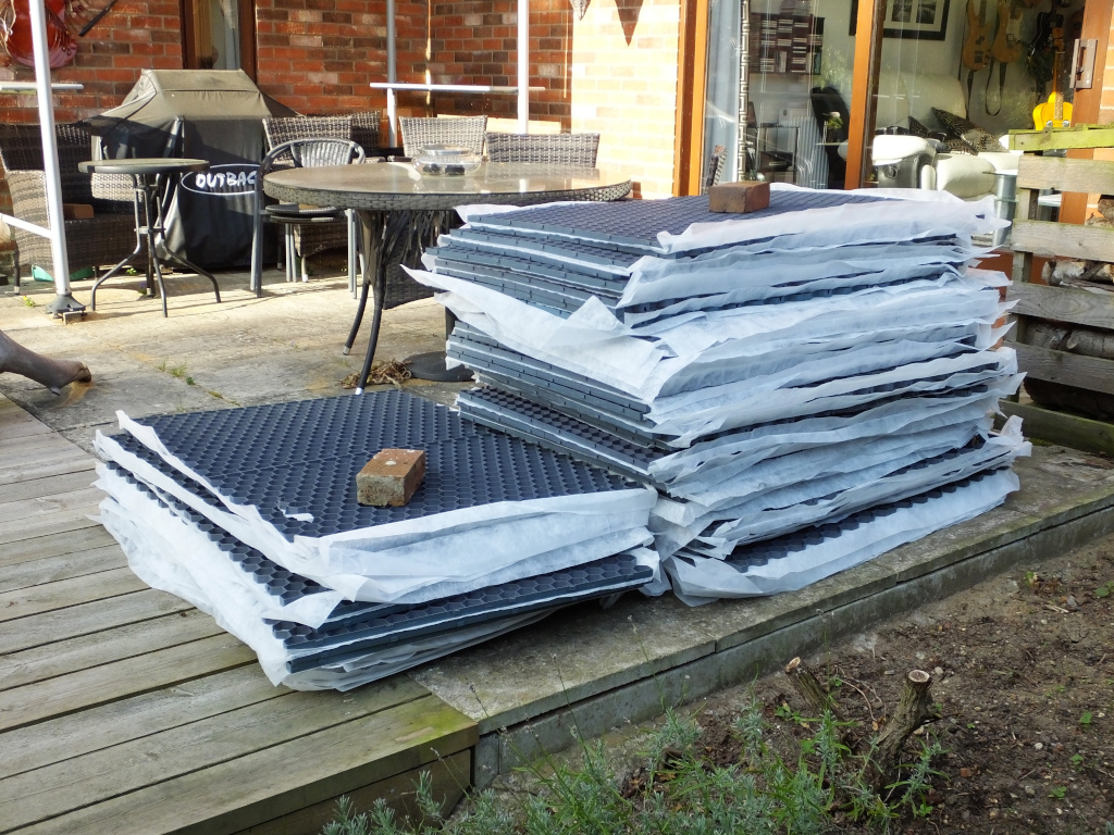 Chippings Path Grid
	Tiles